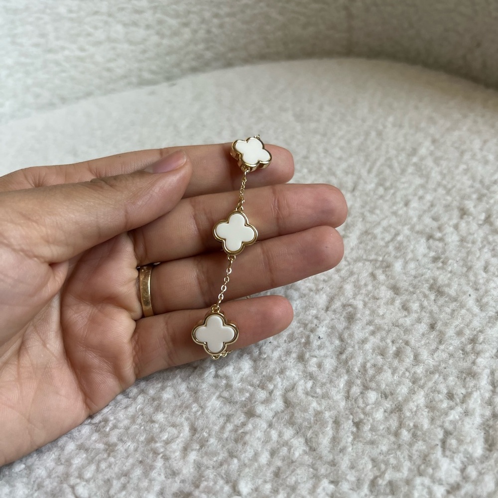 Elegant Gold and White Clover Bracelet - Picture 2 of 8